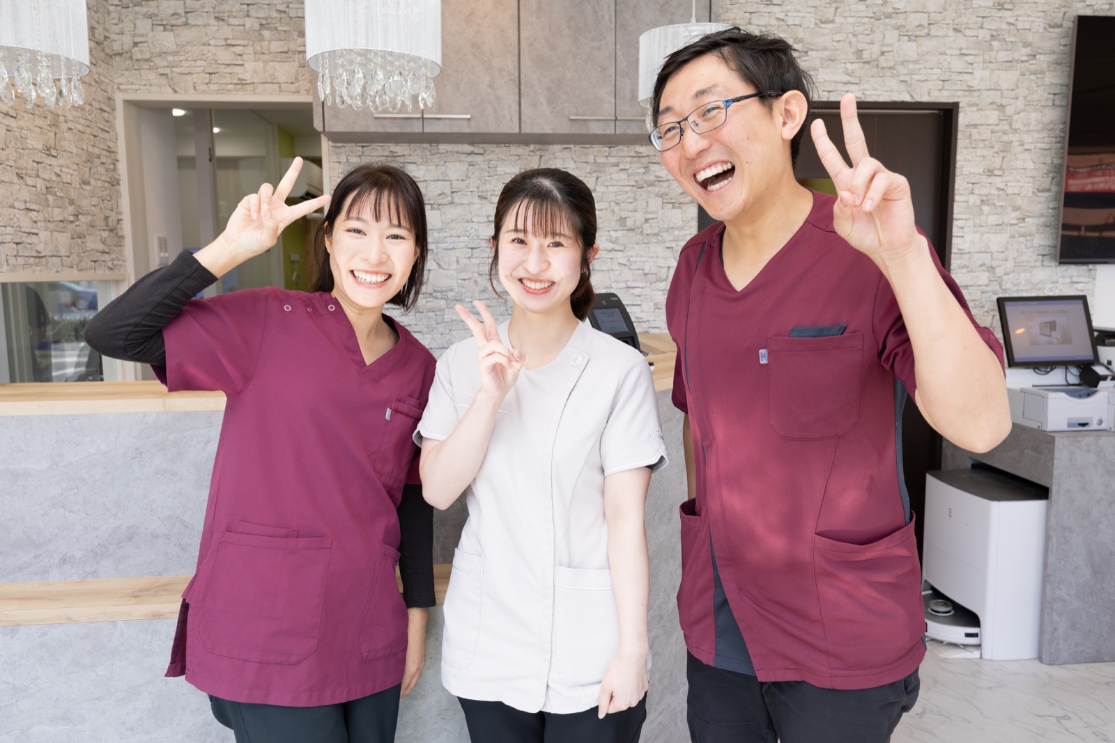 受付前に並ぶ歯科医師とスタッフ