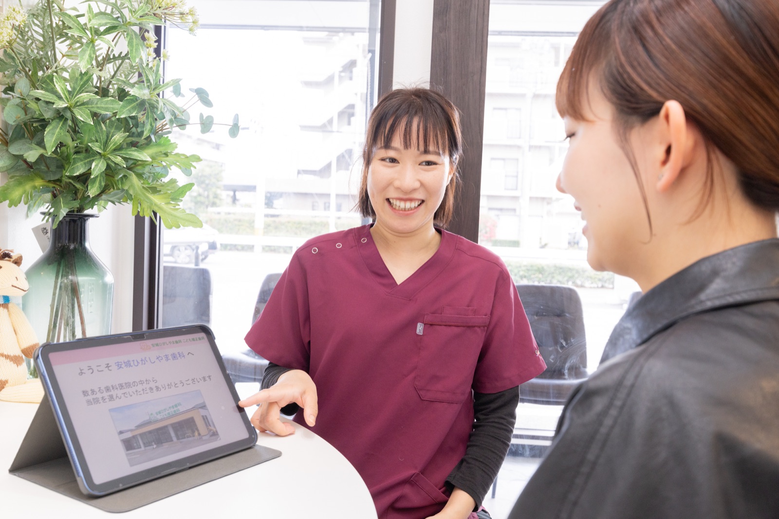 歯科医師とスタッフが打ち合わせをする様子