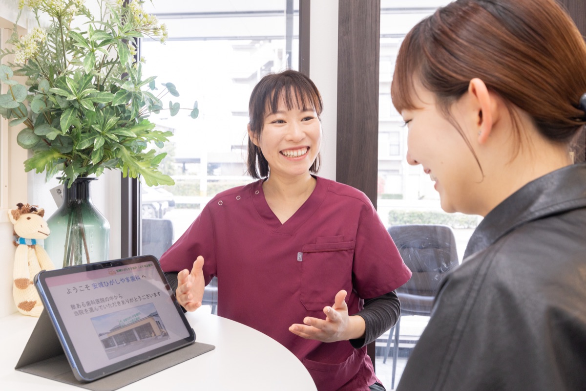 先輩と診療について相談する様子