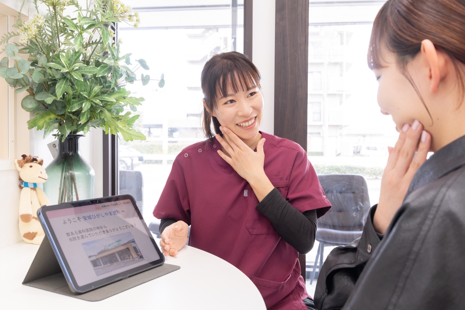 スタッフ同士で相談する様子