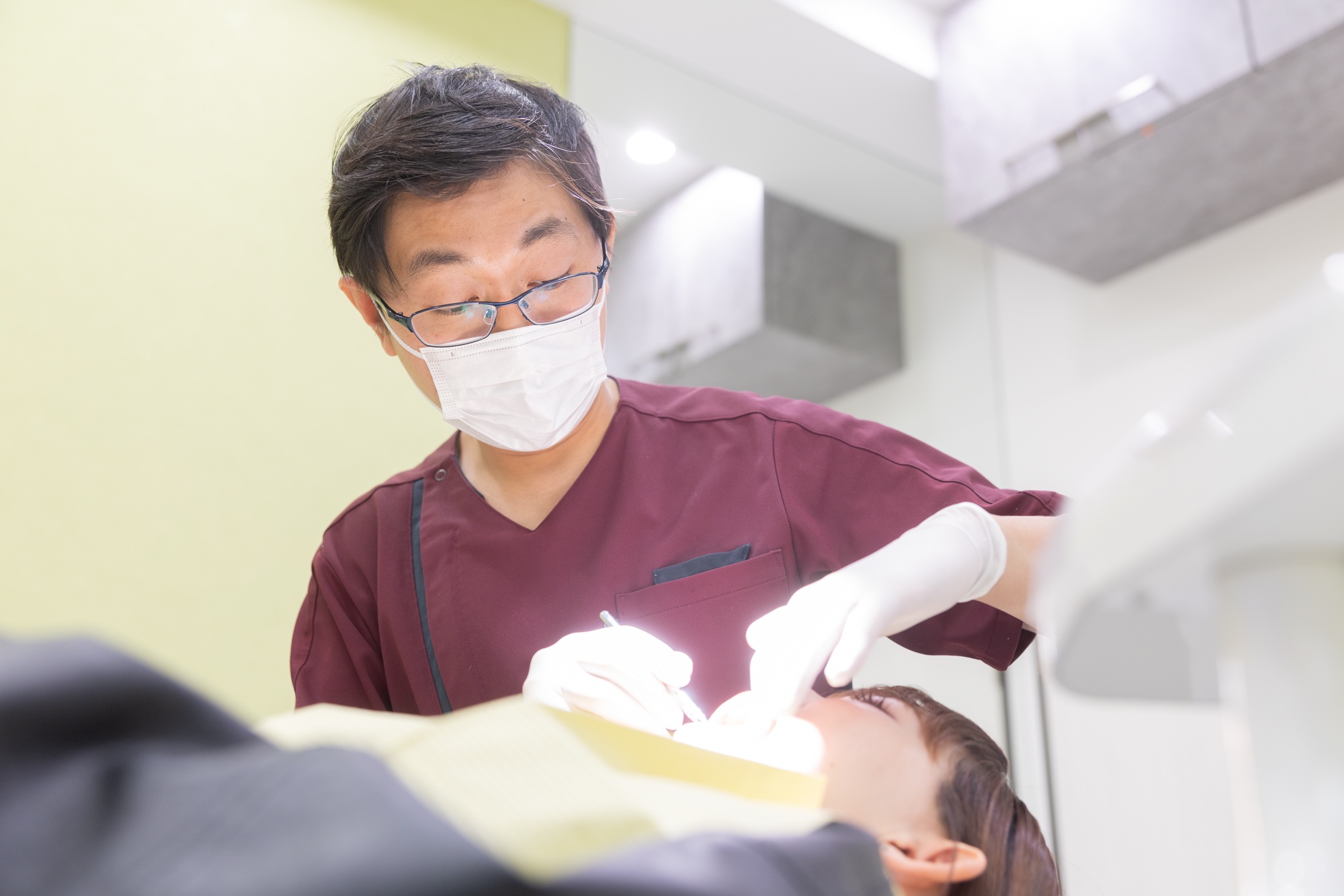 患者さんを診療する歯科医師