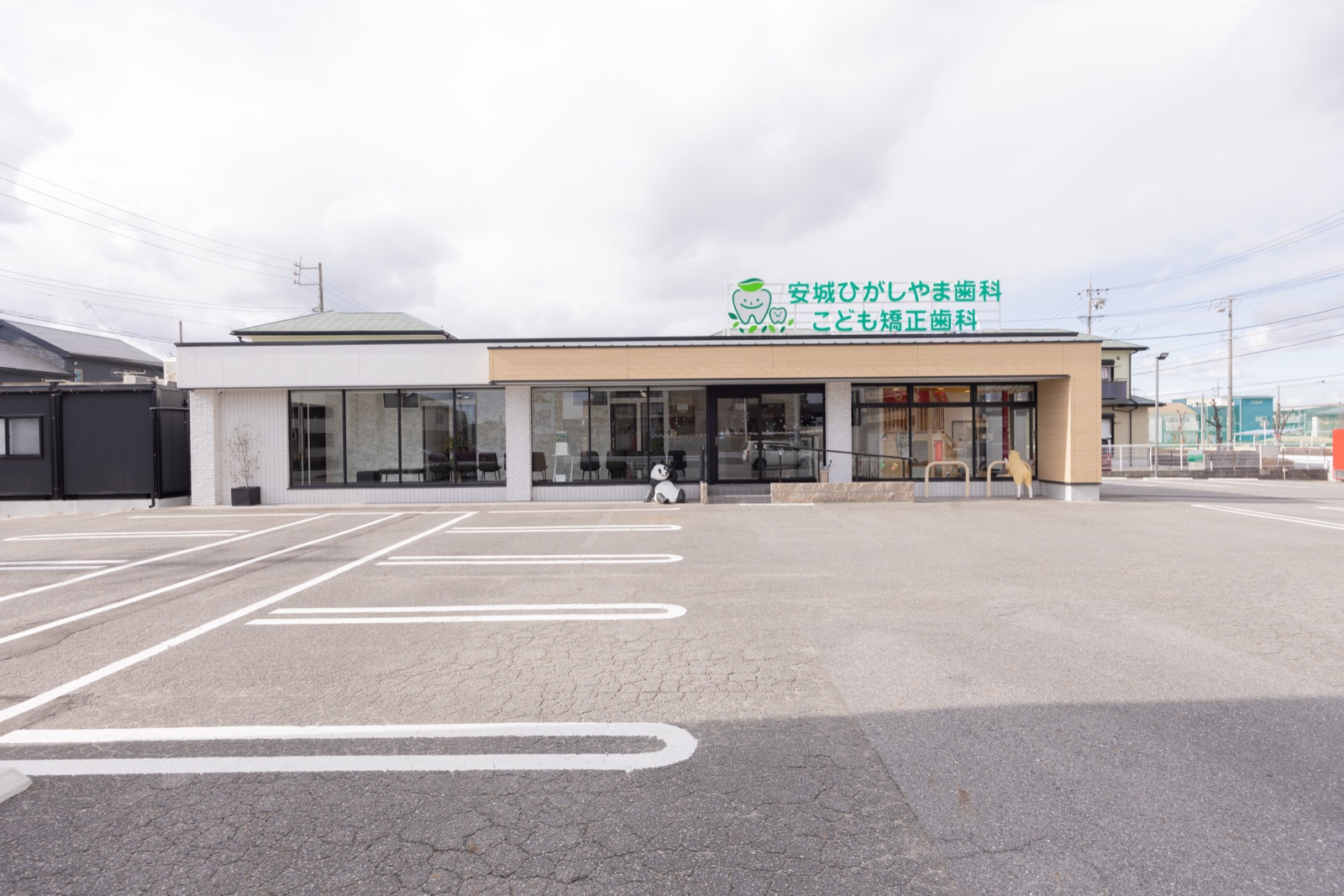 駐車場を備えた医院外観